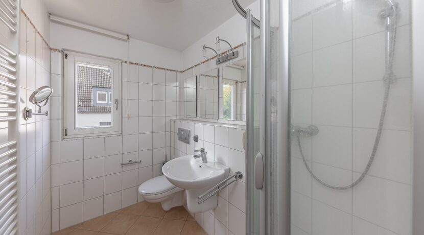 Duschbad mit Fenster in der Einliegerwohnung