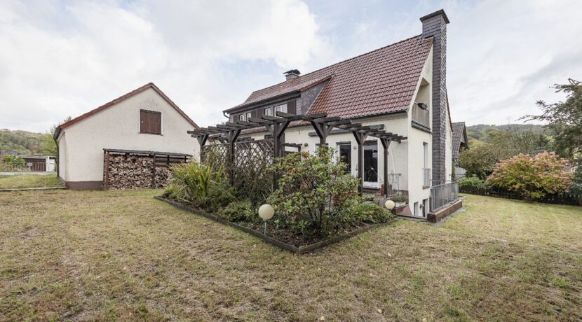 schöner Garten Rasen- und kleinen Beetflächen