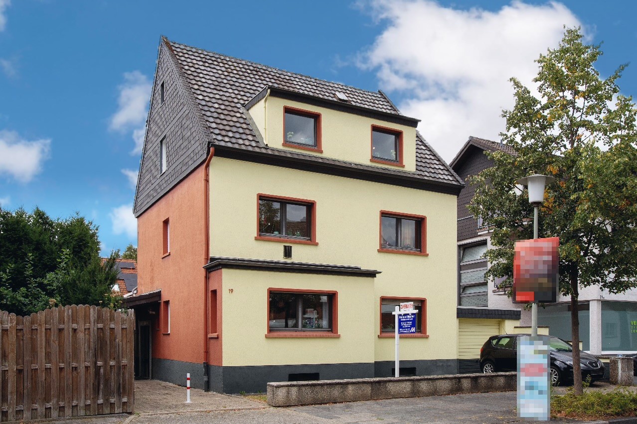 NEUE KAPITALANLAGE: 3-Familienhaus mit Garagen und Nebengebäude in Schlebusch