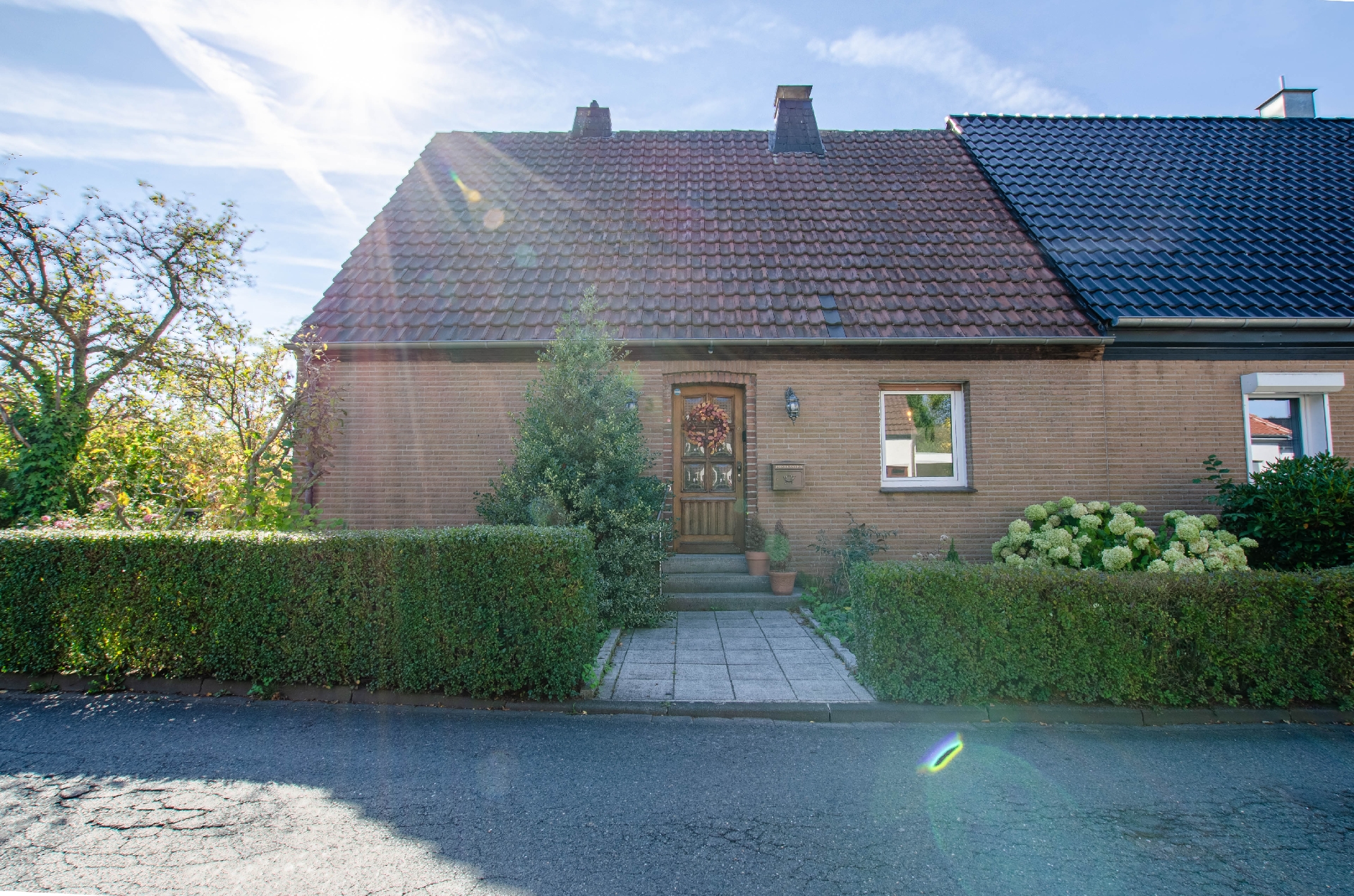 Gepflegte Doppelhaushälfte mit großem Garten, zwei Garagen und Vollkeller