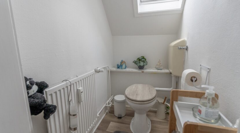 Separates WC mit Fenster