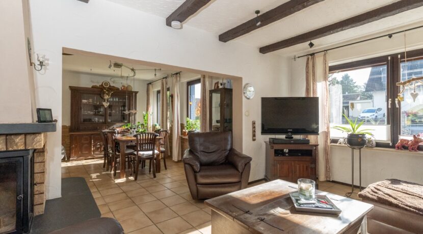 Offener Wohn-Essbereich mit Kamin