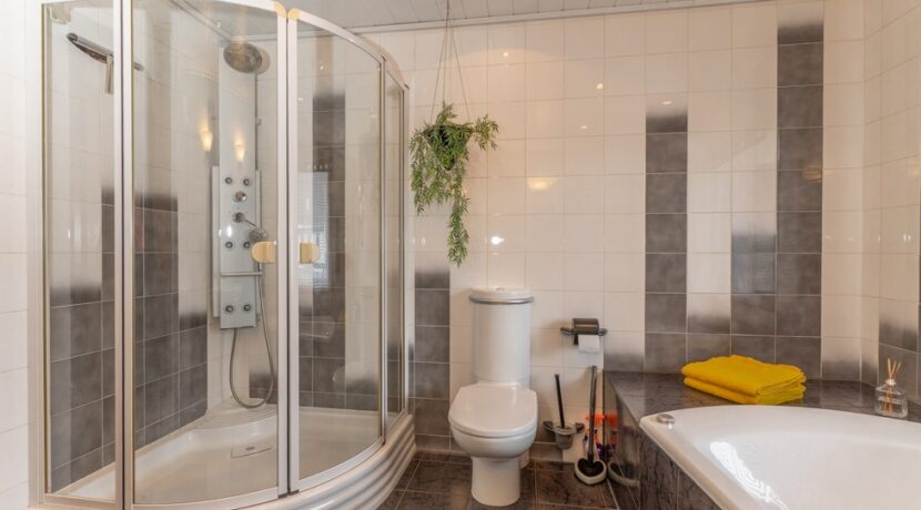 Badewanne und Dusche