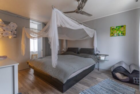 Schlafzimmer mit Ankleide und Balkonzugang