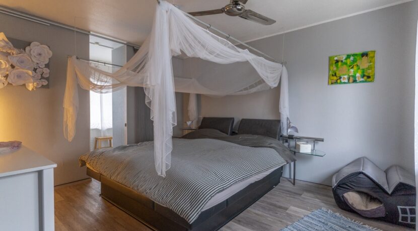 Schlafzimmer mit Ankleide und Balkonzugang