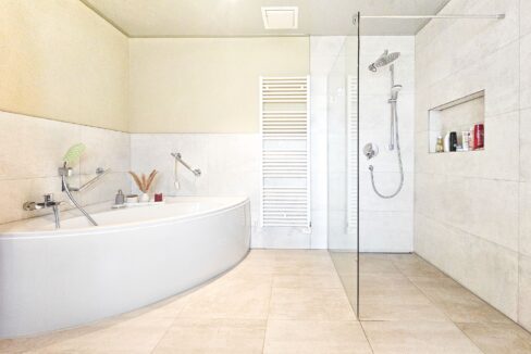 Badezimmer mit Bidet, Dusche und Wanne