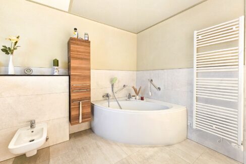 Badezimmer mit Bidet, Dusche und Wanne