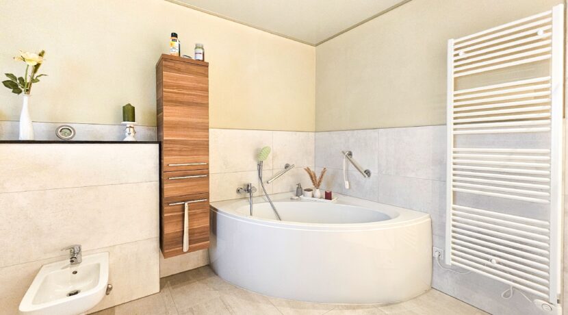 Badezimmer mit Bidet, Dusche und Wanne