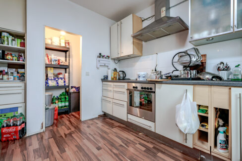 Küche mit Abstellraum