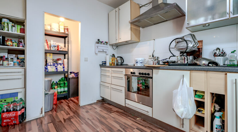 Küche mit Abstellraum