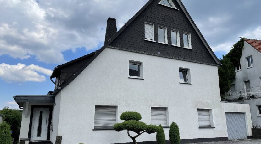 Straßenansicht Eingang