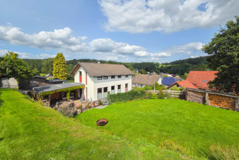 Blick vom Garten zum Haus