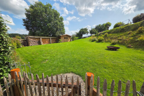 Blick von der Terrasse in den Garten