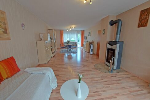 Wohnzimmer mit Blick zum Esszimmer