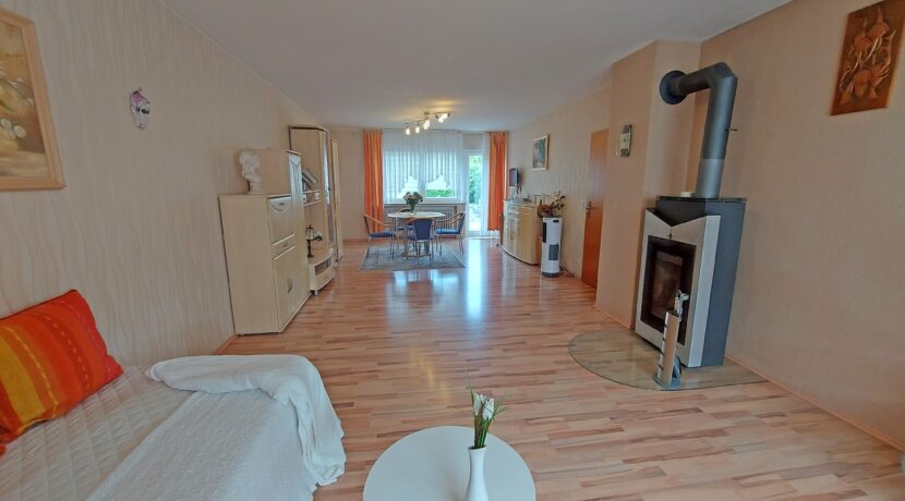 Wohnzimmer mit Blick zum Esszimmer