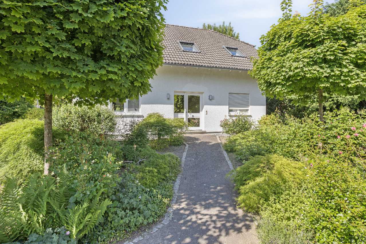 Zweifamilienhaus und Bungalow auf 2.412m² Traumgrundstück in Ratingen
