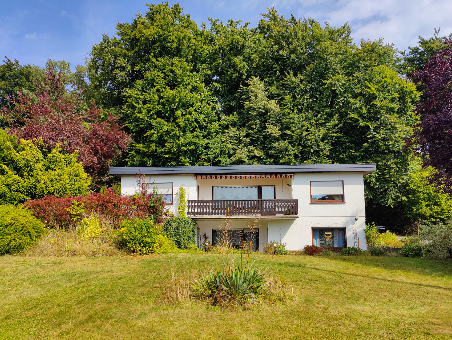 Reduziert! Einfamilienhaus mit vermieteter ELW und großem Garten in Waldrandlage!