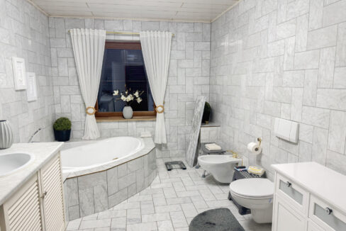 Tageslichtbad mit Eckbadewanne EG