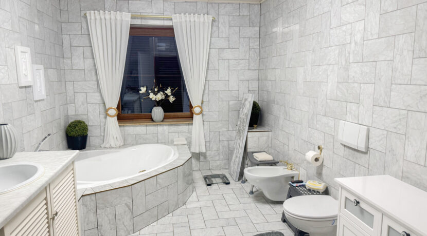 Tageslichtbad mit Eckbadewanne EG