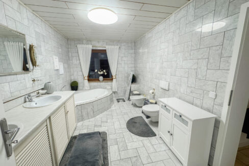 Tageslichtbad mit Eckbadewanne EG