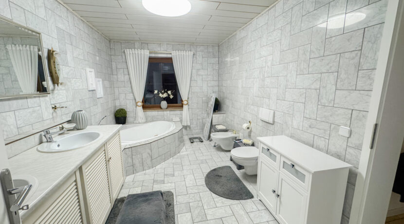 Tageslichtbad mit Eckbadewanne EG