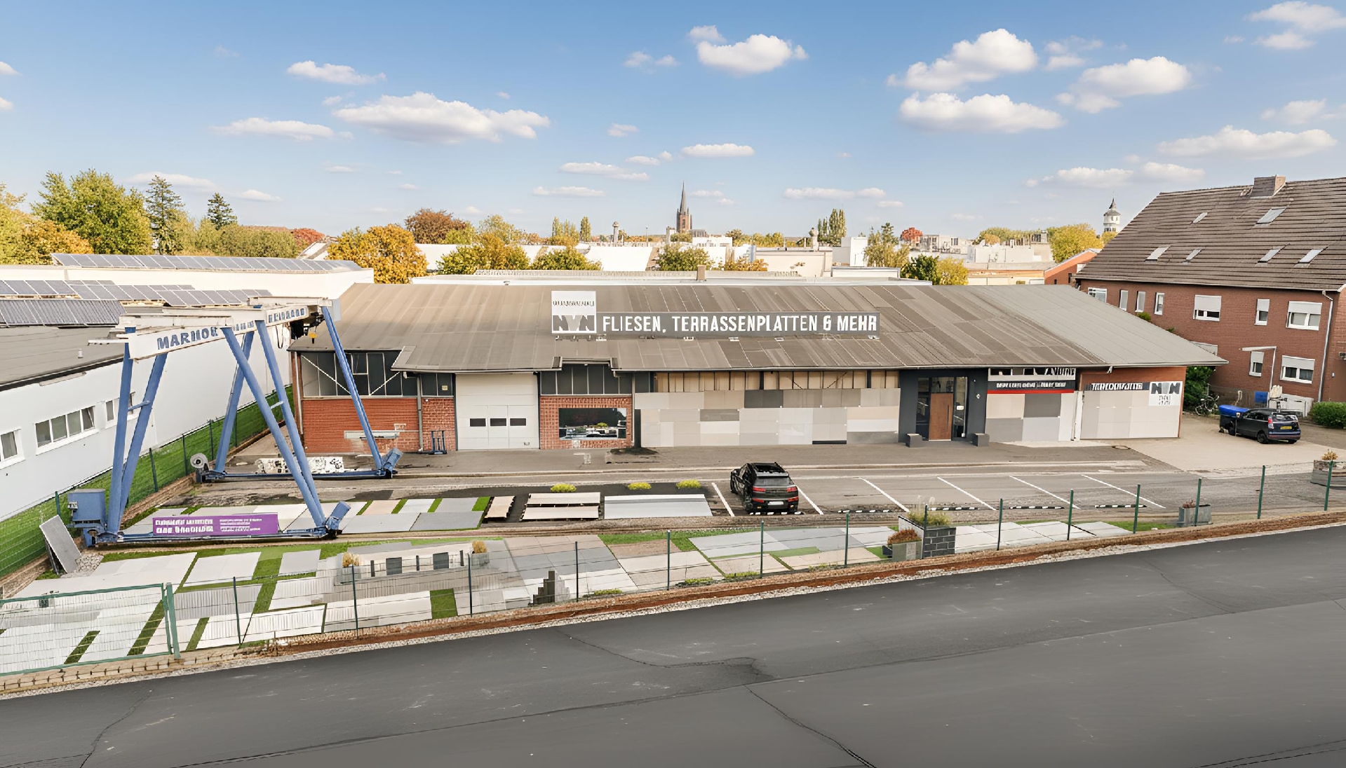 TRADITIONS-STANDORT NEBEN NEUEM GEWERBEPARK HALLEN/BÜRO/AUSSTELLUNG