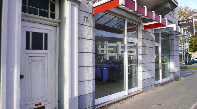 Hauseingang & Ladenlokale