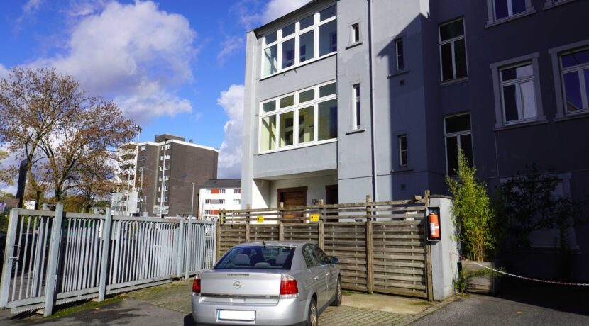 Rückansicht + Stellplätze