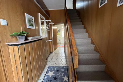 Eingangsbereich u. Treppenaufgang