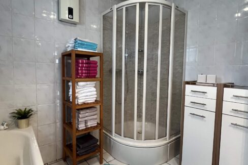 Badezimmer mit Wanne und Dusche