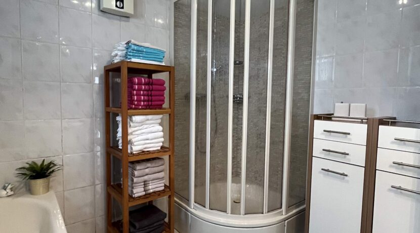 Badezimmer mit Wanne und Dusche