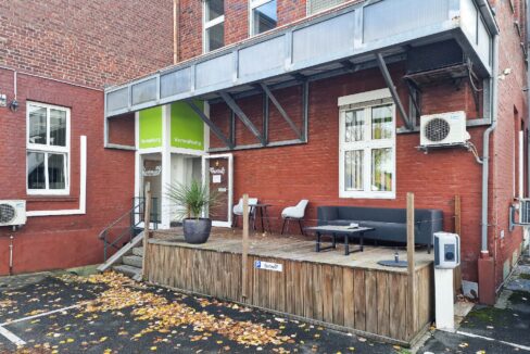 Pausenterrasse/Hintereingang