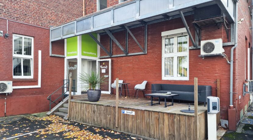 Pausenterrasse/Hintereingang