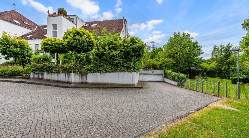 Einfahrt Tiefgarage und Spielplatz