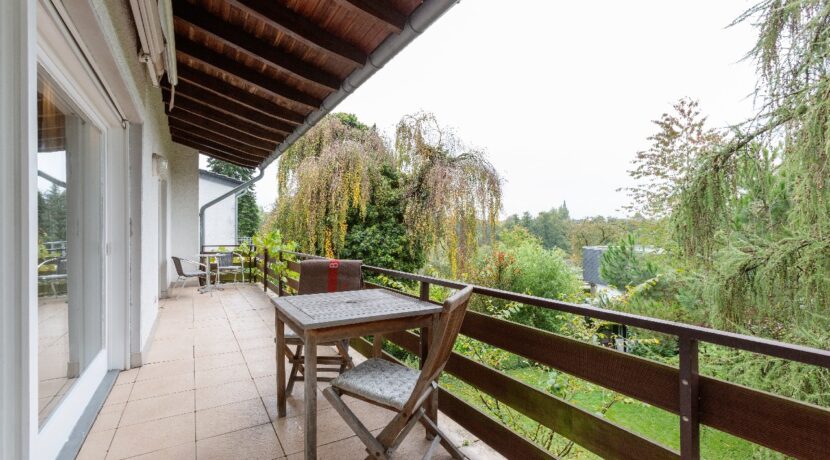 überdachter Balkon an der Wohnebene