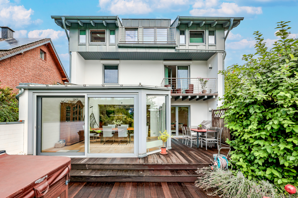 Familientraum mit Wintergarten, Kamin und schönem Garten