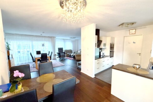 Wohn-/Essbereich mit offener Küche (mit Einbau)