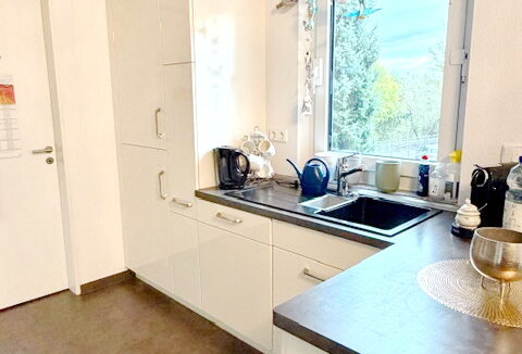 Einbauküche mit Zugang zum Abstellraum