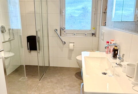 Badezimmer mit großer, ebenerdiger Dusche