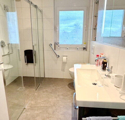 Badezimmer mit großer, ebenerdiger Dusche