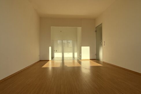 Wohnzimmer mit offener Küche