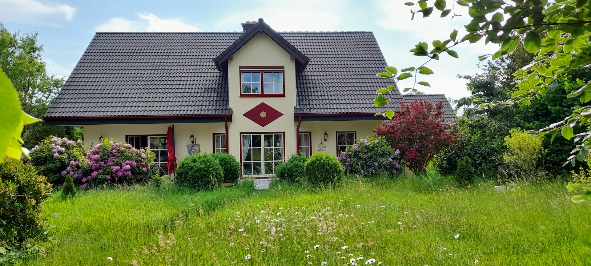 Exklusives Einfamilienhaus mit großzügigem Wohnkonzept und Naturgarten!