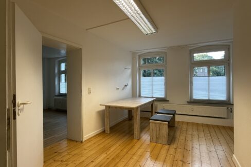 Gewerbe EG links Büro