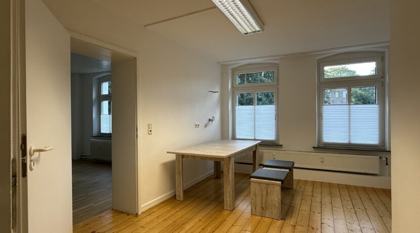 Gewerbe EG links Büro