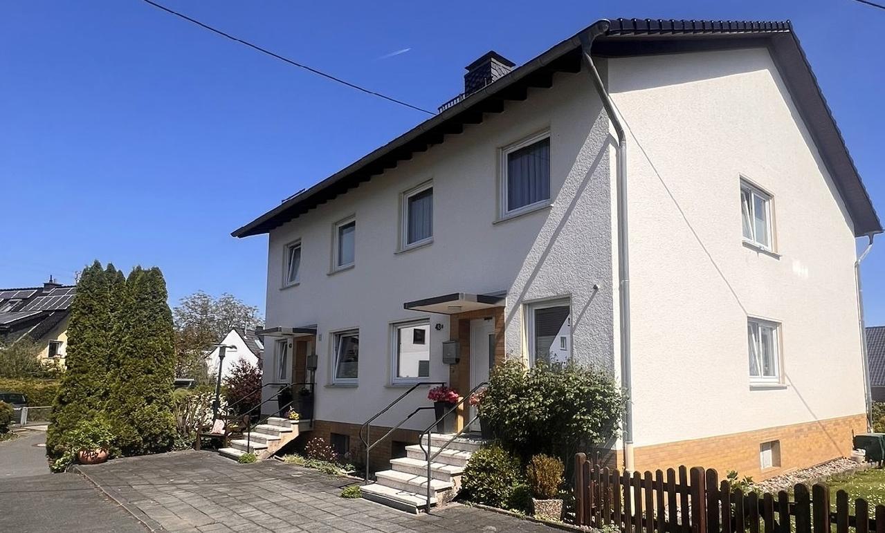 Wohnen und Vermieten, Doppelhaus mit Potential auf 654 m² Grundstück