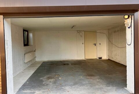 Haushälfte 2 sehr grosse Garage mit Durchgang ins Haus