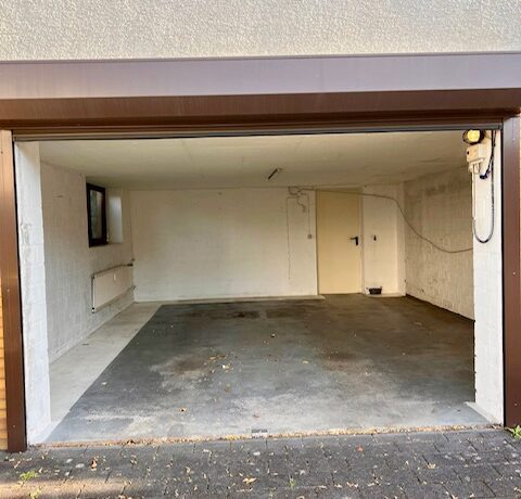 Haushälfte 2 sehr grosse Garage mit Durchgang ins Haus