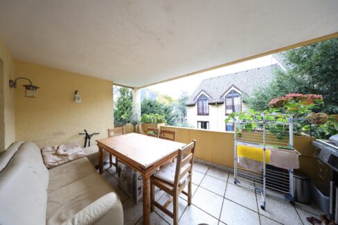 großer überdachter Balkon