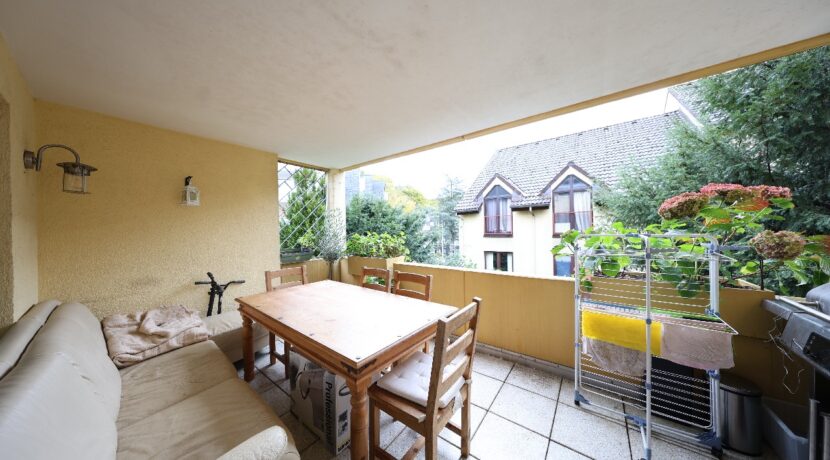 großer überdachter Balkon