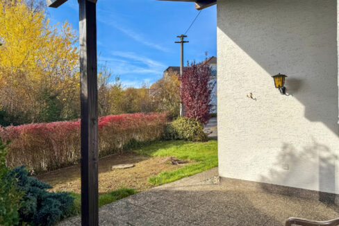 Blick auf den vorderen Gartenbereich